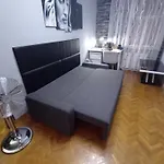 Venge -cale Mieszkanie 46m2 Na Wylacznosc - Z Jedna Sypialnia I Jednym Sypialno-salonem -3 Pietro Bez Windy- Rezerwacja Bez Karty Kredytowej-klimatyzacja-netflix-2 Lozeczka Dzieciece, Bezplatny Parking Publiczny Na Monitorowanym Podworzu * Wrocław