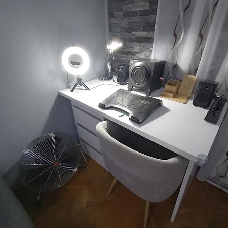 Apartament Venge -całe Mieszkanie 46m2 Na Wyłączność - Z Jedną Sypialnią I Jednym Sypialno-salonem -3 Piętro Bez Windy- Rezerwacja Bez Karty Kredytowej-klimatyzacja-netflix-2 łóżeczka Dziecięce-śniadanie Xxl 30zł Wrocław