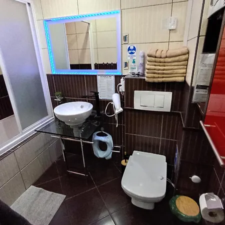 Apartment Apartament Venge -Cale Mieszkanie 46M2 Na Wylacznosc - Z Jedna Sypialnia I Jednym Sypialno-Salonem -3 Pietro Bez Windy- Rezerwacja Bez Karty Kredytowej-Klimatyzacja-Netflix-2 Lozeczka Dzieciece, Bezplatny Parking Publiczny Na Monitorowanym Podworzu Wroclaw